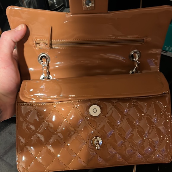 It’s a 10-11,000$ bag it’s caramel color and it’s got authentication cards - Picture 2 of 8